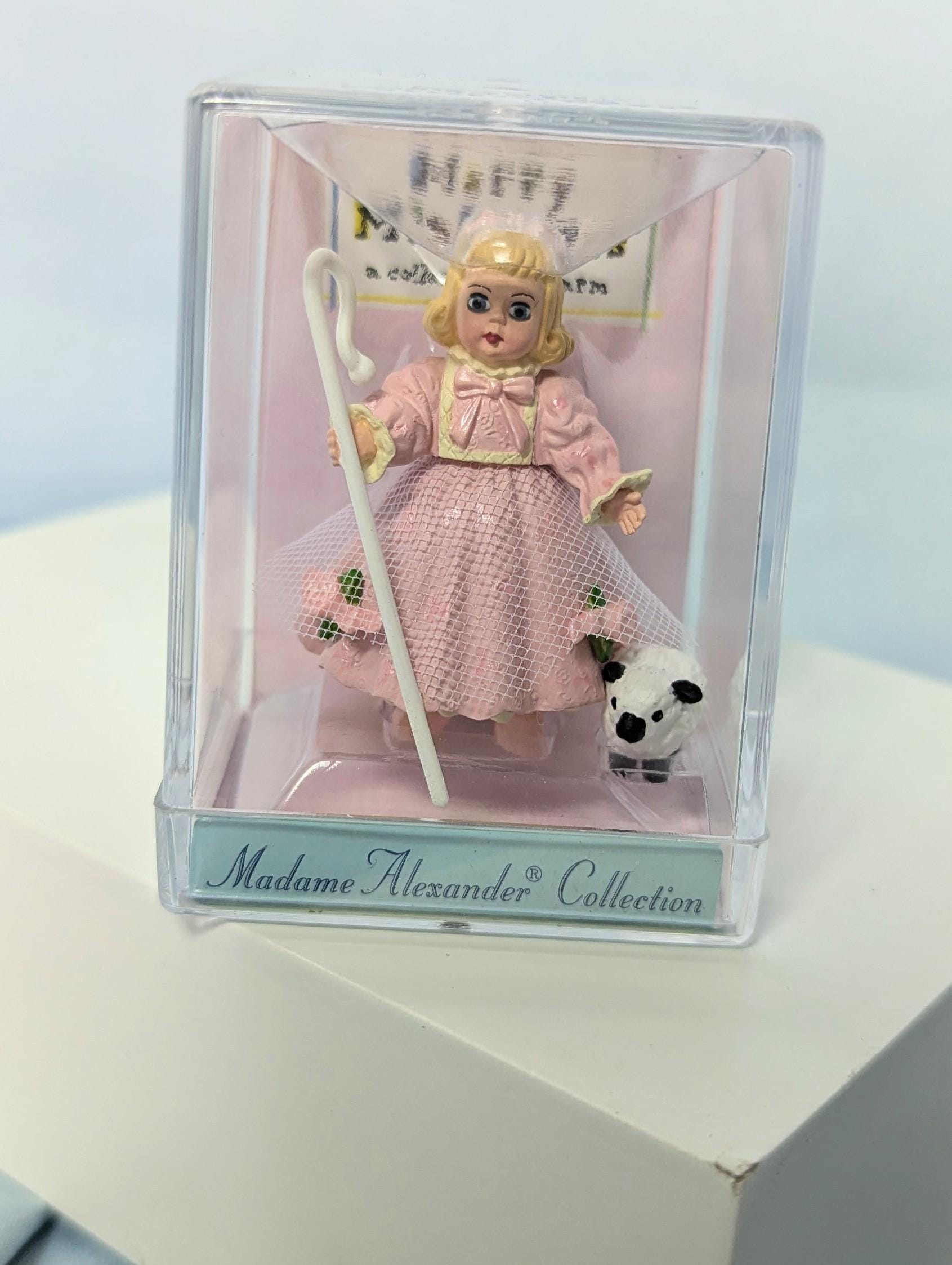 Hallmark keepsake collections - Madame Alexander Collection - " Mary Had a Little Lamb - 1996 " - 2000 miniature figurine