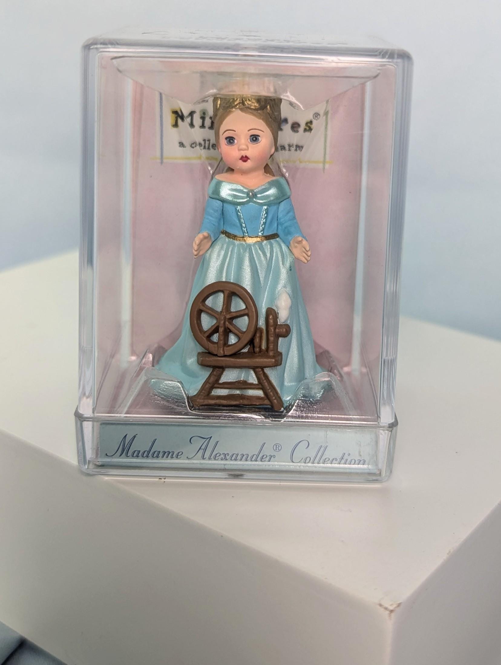 Hallmark keepsake collections - Madame Alexander Collection - " Sleeping Beauty - 1997" - 2001 miniature figurine