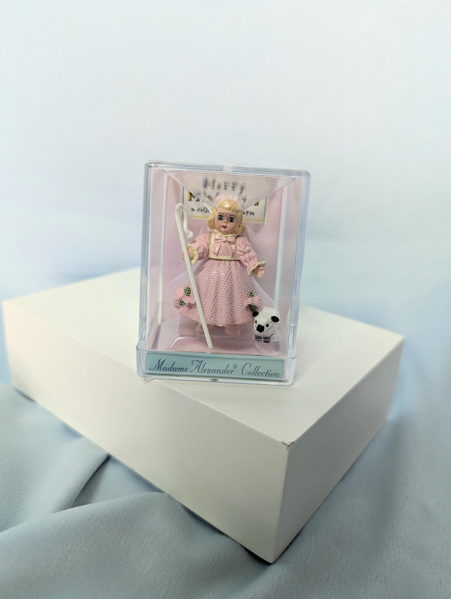 Hallmark keepsake collections - Madame Alexander Collection - " Mary Had a Little Lamb - 1996 " - 2000 miniature figurine